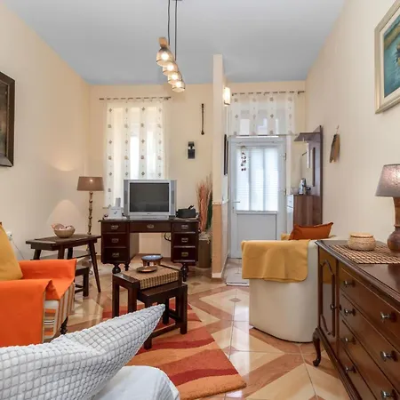 Dom wakacyjny Lovely In With Wifi